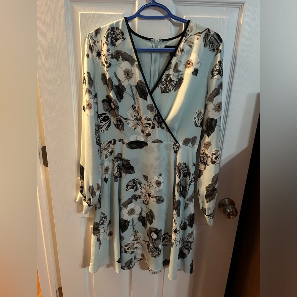 Size small me chateau dress never worn but tags were  removed